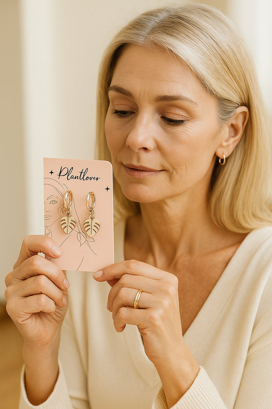 Eine Frau mittleren Alter schaut voller Begeisterung auf die Monstterra Ohrringe