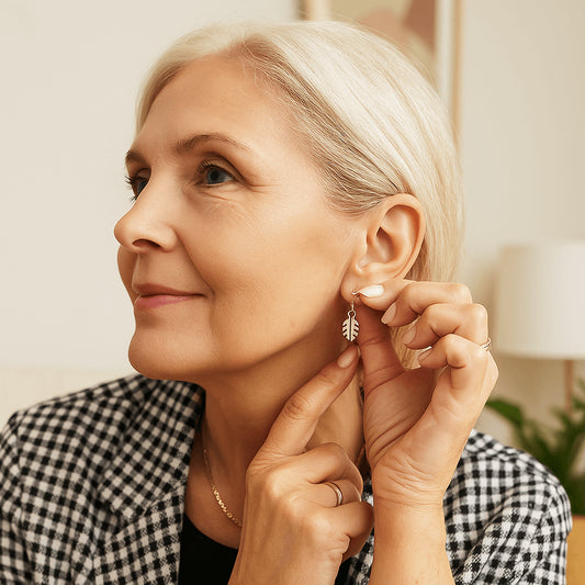 Eine ältere Frau präsentiert stolz ihre Ohrringe von plantyintroverts