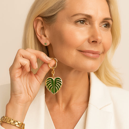 Eine blonde Frau präsentiert stolz ihre neuen Ohrringe