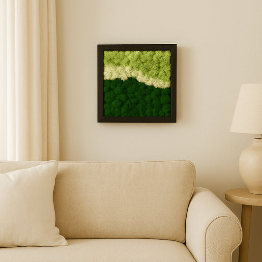 Einzigartiges Moosbild v0n DesignmitGruen an einer Wand in einem Wohnzimmer