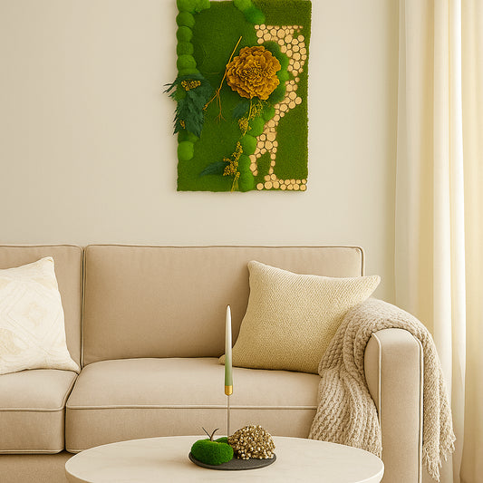 Großes Moosbild an einer Wohnzimmerwand mit einer Couch davor