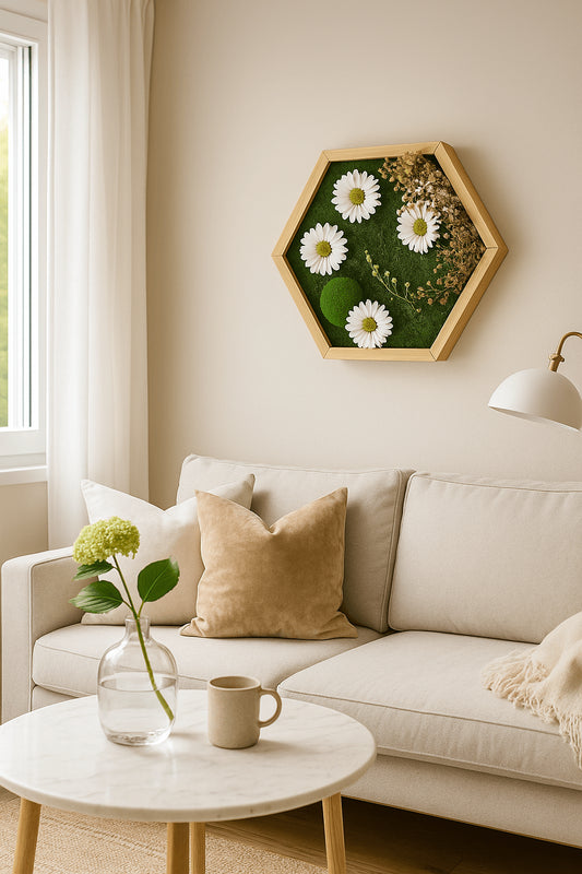 Einzigartiges Hexagonsmoosbild an einer Wand in einem Wohnzimmer von DesignmitGruen
