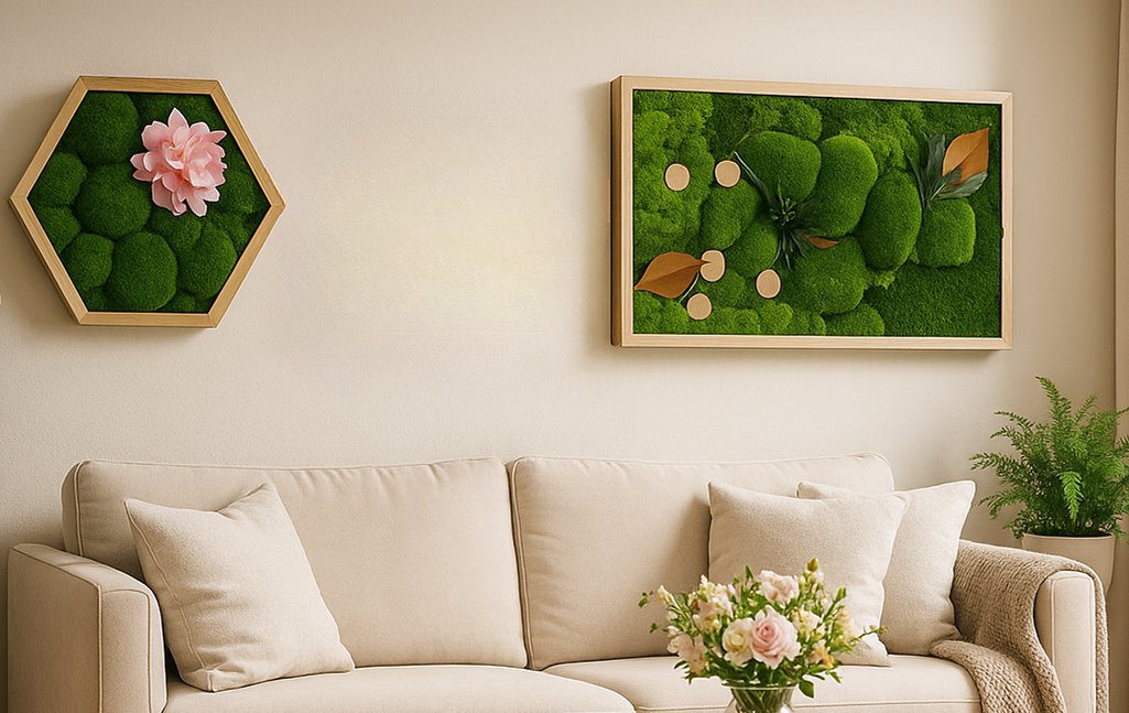 Zwei Moosbilder an einer Wand in einem Wohnzimmer