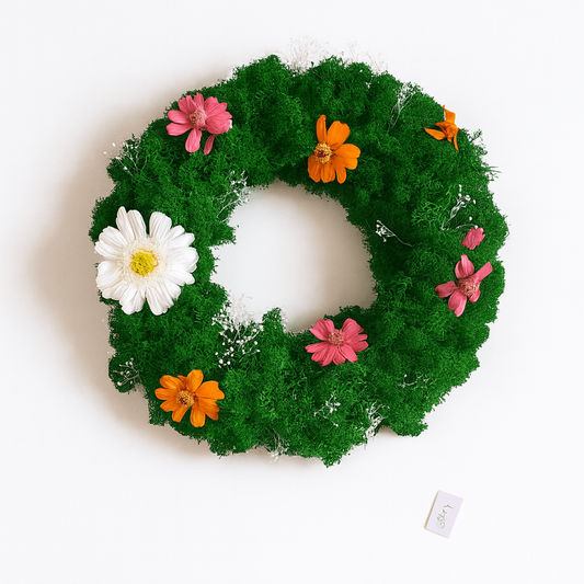 Ein grüner Mooskranz mit bunten Blumen